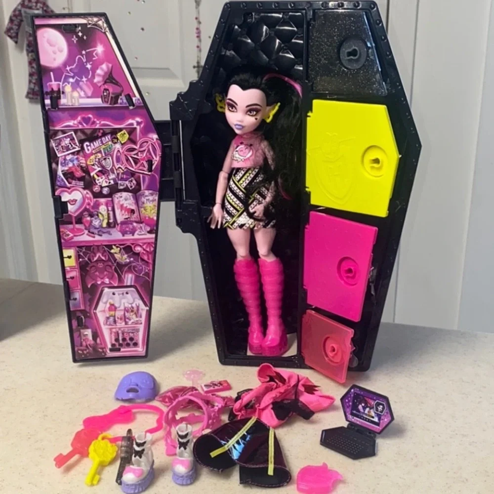 Monster High Black and Pink Fashion Doll with Coffin Case vampire Dracula vamp